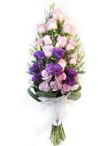 Roses and lysianthus in bridal bouquet